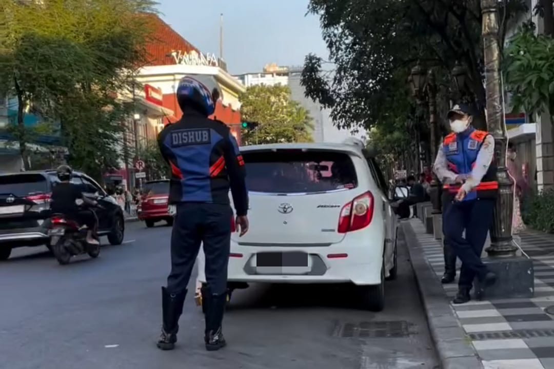 kondisi Jalan Tunjungan saat ini telah mengalami perubahan signifikan dibandingkan beberapa tahun lalu. Kawasan ini kini dikenal sebagai salah satu destinasi wisata unggulan yang turut mendorong peningkatan omzet para pelaku usaha di sekitarnya | MMP | do