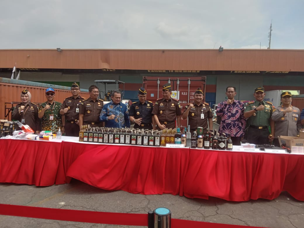Pemusnahan barang bukti sebanyak 36.555 botol miras ilegal ini merupakan hasil kerja sama antara Kejaksaan Tinggi Jawa Timur (Kejati Jatim), Direktorat Jenderal Bea Cukai, dan aparat penegak hukum lainnya, yang berfokus pada tindak pidana di bidang cukai 