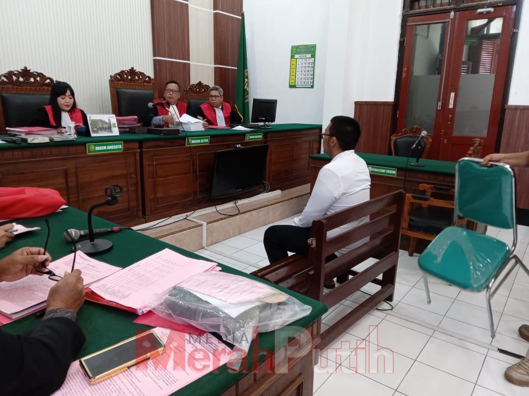 Terdakwa berusaha meyakinkan warga, yang mayoritas merupakan pedagang UMKM di Kelurahan Sememi, Kandangan, dan Pakal, Surabaya, dengan menawarkan iming-iming hadiah kuis uang tunai serta janji kredit tanpa bunga. Tawaran ini dikemas sebagai promosi akhir 