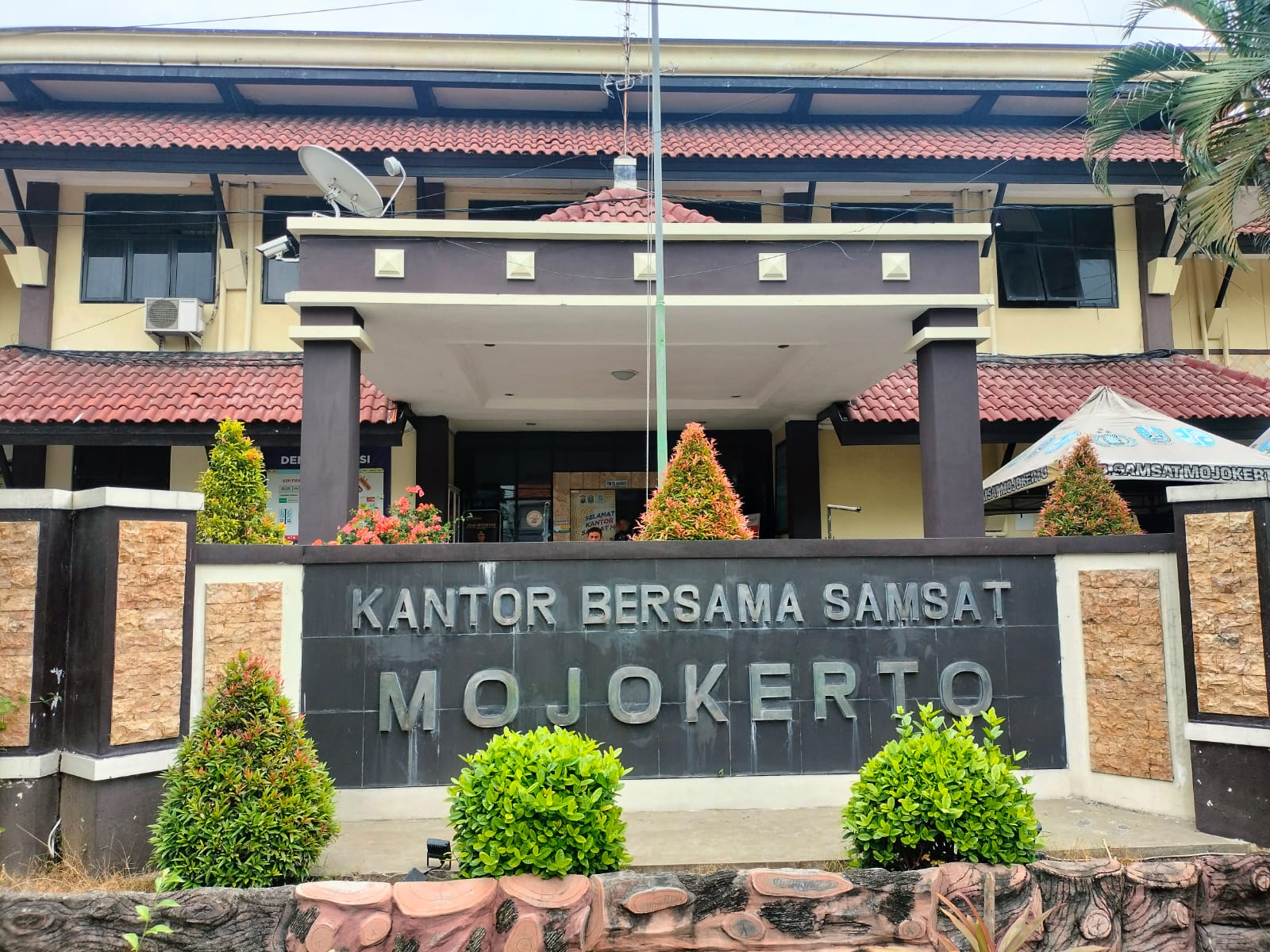 Samsat Mojokerto Kabupaten terus berupaya peningkatan kualitas pelayanan dengan pelatihan petugas, optimalisasi sistem digital, serta evaluasi rutin terhadap kinerja pelayanan | MMP | Ist