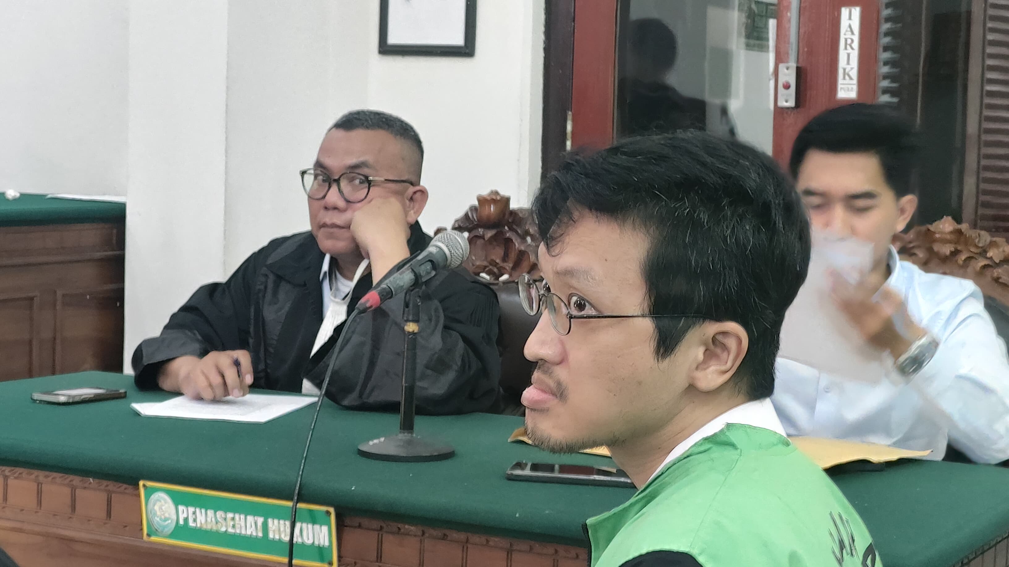 Jaksa Penuntut Umum Kejari Tanjung Perak Surabaya mengajukan tuntutan lepas terhadap terdakwa kasus narkotika, Irawan Santoso, dengan alasan pertimbangan medis yang menyatakan bahwa terdakwa mengalami gangguan jiwa berat | MMP | Totok Prastio 