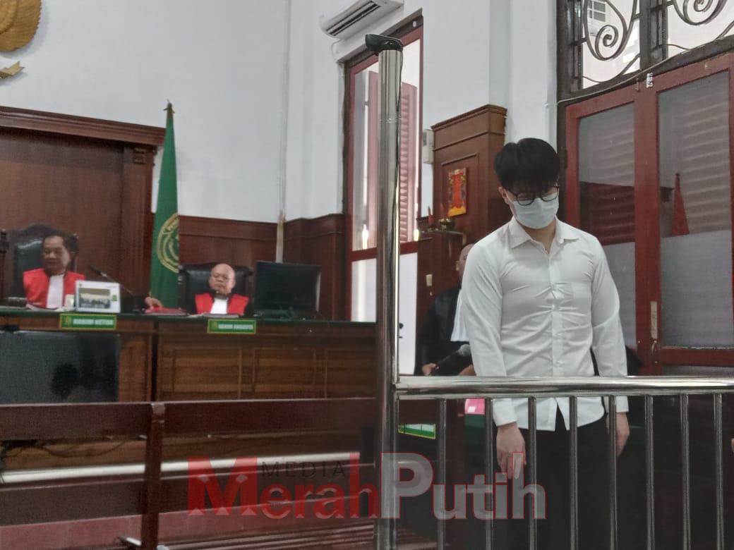 Jaksa penuntut umum (JPU) menyebut terdakwa Anthony kehilangan kendali dan menabrak tiga sepeda motor. Akibat kecelakaan tersebut, dua pengendara, Aditya Febriansyah Nur Fauzi dan Sukirman Irma, meninggal dunia di lokasi kejadian, sementara dua lainnya, t
