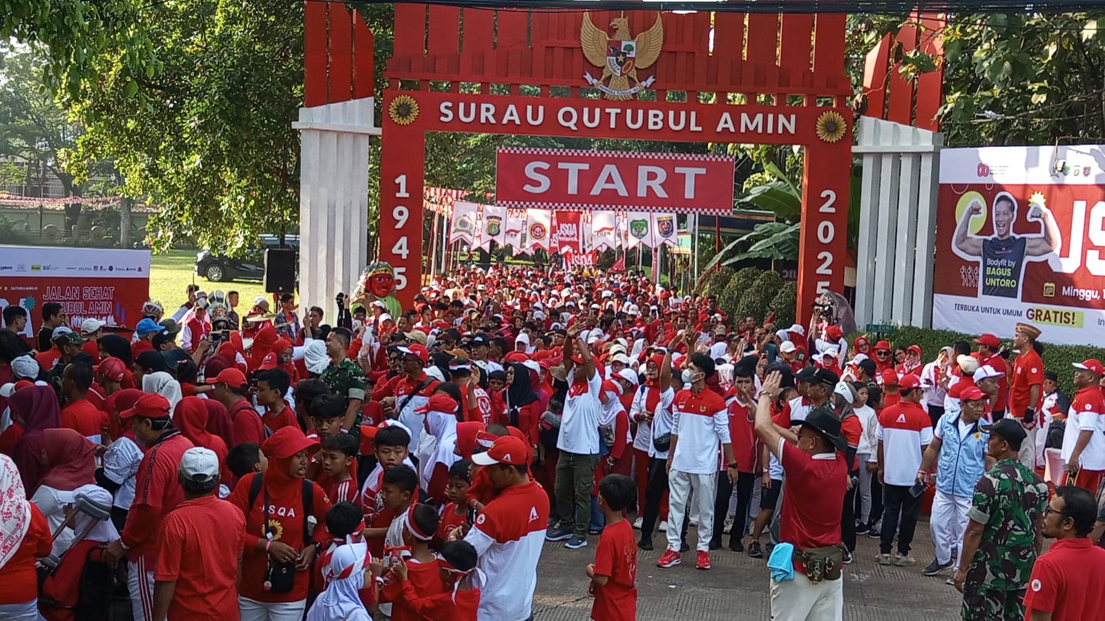 Penyelenggaraan Jalan Sehat Qutubul Amin (JSQA) pada HUT Kemerdekaan RI ke-80 tahun ini, Minggu (10/08) merupakan yang kedelapan kalinya, dengan antusiasme peserta yang terus meningkat. Peserta yang hadir tidak hanya berasal dari Jabodetabek, tetapi juga 