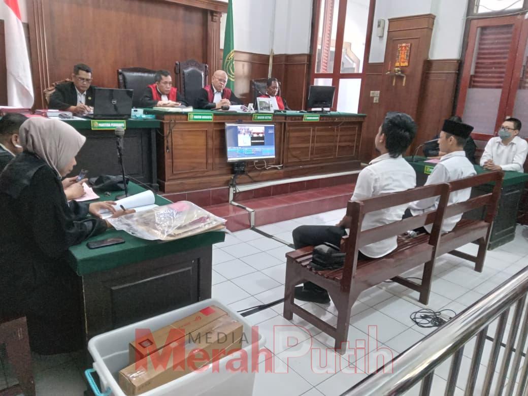 Dalam sidang yang digelar Senin, 11 Agustus 2025, terungkap terdakwa diduga menggunakan identitas dan rekening milik orang lain untuk melakukan transaksi ilegal. Barang-barang yang dibeli oleh Thomas diketahui lebih murah dari harga pasaran dan diperoleh 