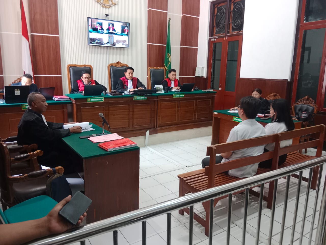 Terdakwa pasangan suami istri, Handy Soenaryo dan Jan Hwan Diana, menjalani sidang lanjutan kasus dugaan pengerusakan dua mobil. Namun, pada sidang yang digelar pada Senin (25/08), Diana mencuri perhatian para pewarta karena tampil dengan dandanan menor I