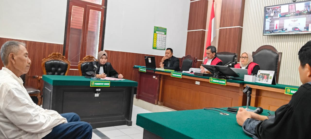 Majelis hakim PN Surabaya menyatakan bahwa terdakwa secara sah dan meyakinkan telah melakukan persetubuhan terhadap anak di bawah umur dengan kekerasan dan ancaman kekerasan, yang dilakukan berulang kali terhadap lebih dari satu korban I MMP I Totok Prast