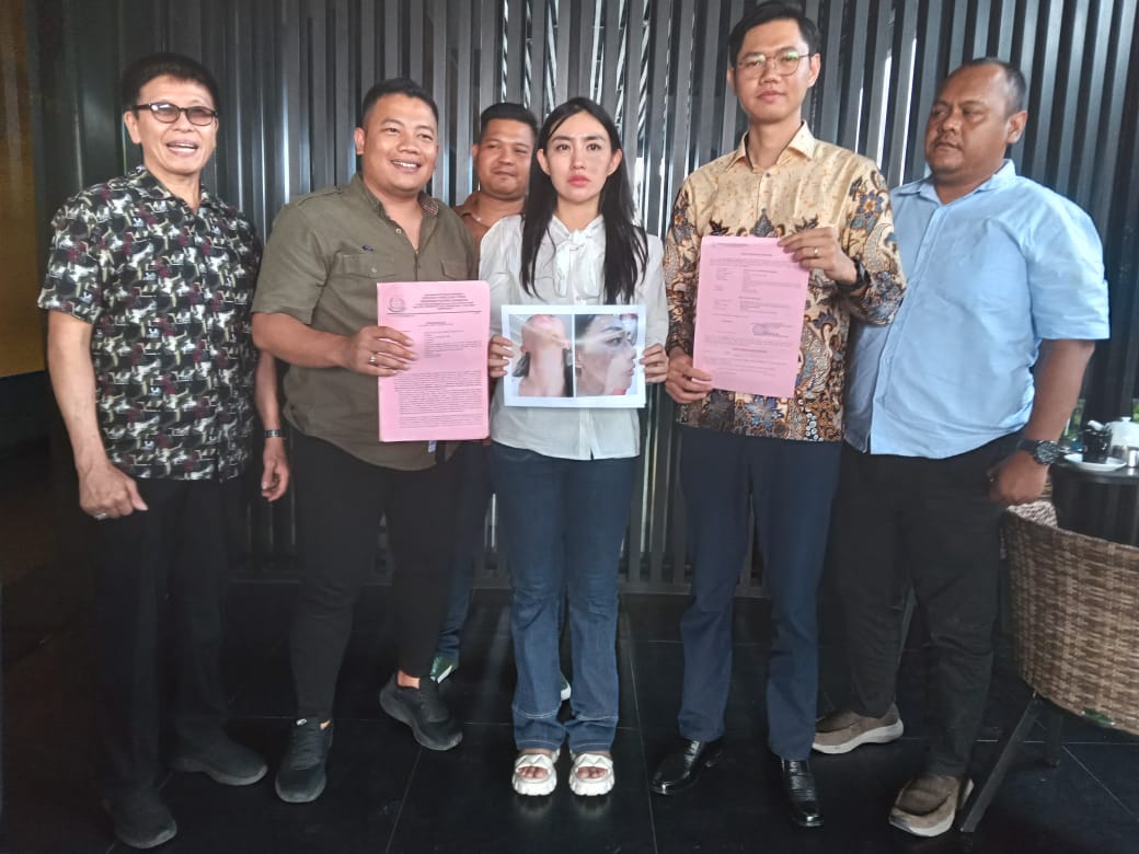 Vinna Natalia Wimpie Widjojo, didakwa melakukan tindak pidana kekerasan psikis dalam lingkup rumah tangga terhadap suaminya, Sena Sanjaya Tanata Kusuma I MMP I Totok Prastio