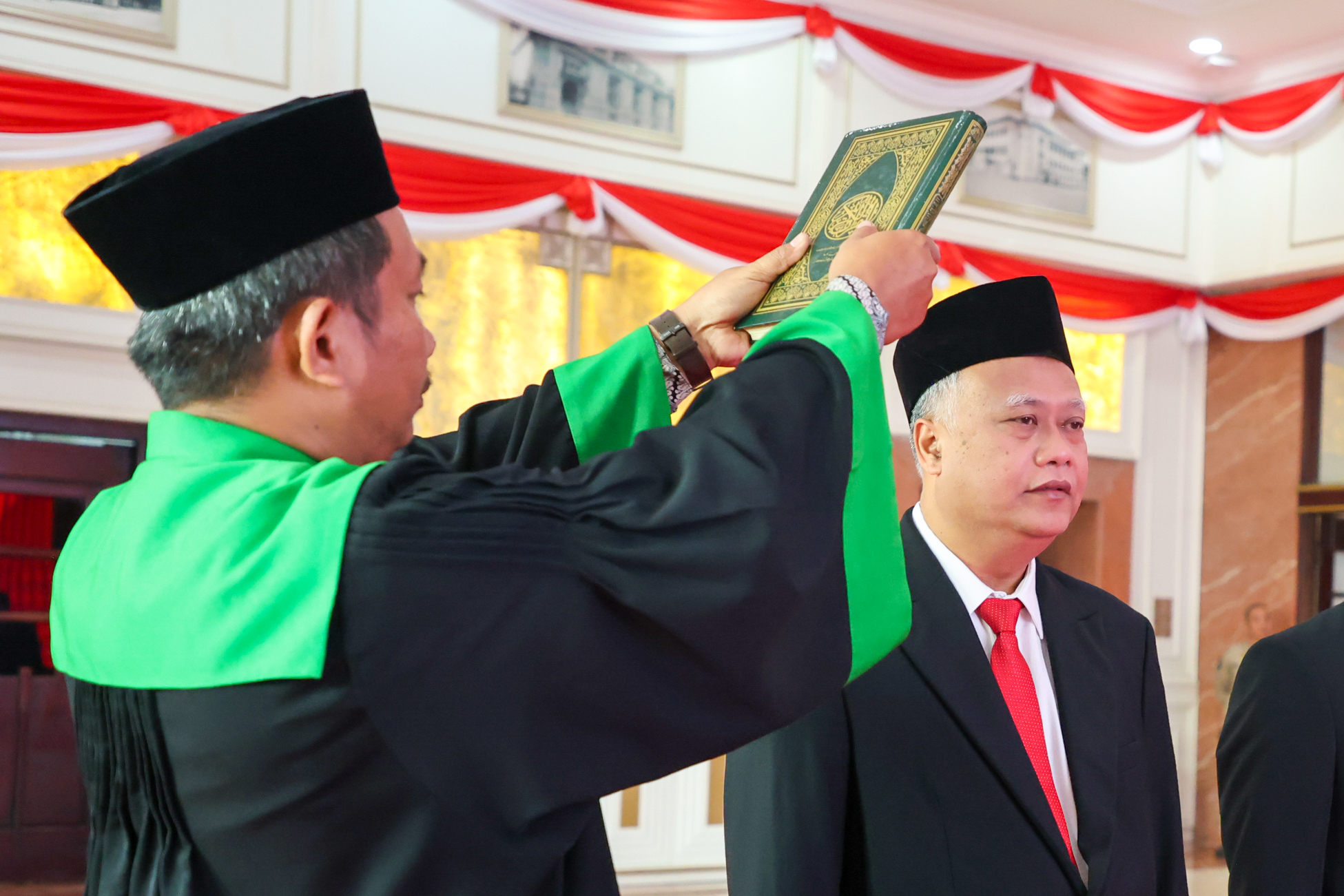 Lilik Arijanto resmi dilantik dan disumpah di atas Al-Quran sebagai Sekretaris Daerah (Sekda) Kota Surabaya pada Kamis (4/9/2025). Menyambut tugas barunya, Lilik akan fokus pada pemanfaatan Anggaran Pendapatan dan Belanja Daerah (APBD) secara optimal demi