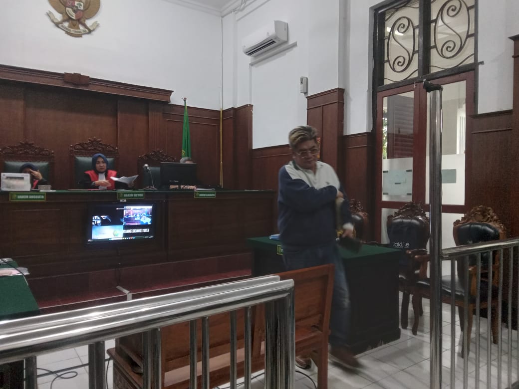 Anggota DPRD Jawa Timur dari Fraksi Gerindra, Benjamin Kristianto, hadir dalam persidangan perkara dugaan kekerasan dalam rumah tangga (KDRT) dengan terdakwa istrinya sendiri, dr. Meiti Muljanti pada Kamis (18/9/2025) di PN Surabaya I MMP I Totok Prastio