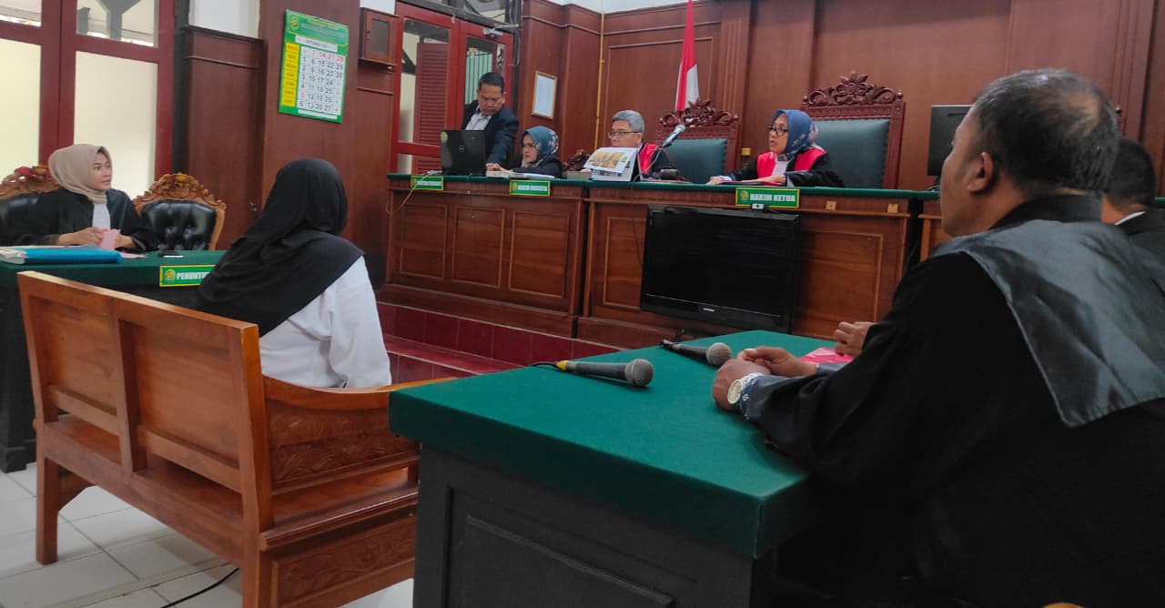 Terdakwa kasus penganiayaan terhadap seorang dokter, Norliyanti, dituntut hukuman penjara selama dua tahun. Norliyanti dinilai bersalah telah melakukan melakukan penganiayaan berencana terhadap dr. Faradina Sulistyani. dijalaninya di RSUD Bhakti Dharma Hu
