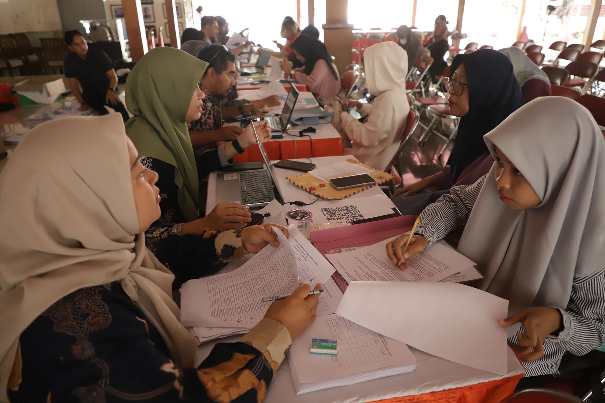 Pemkot Surabaya menjamin mahasiswa dari keluarga benar-benar prasejahtera tetap mendapatkan jaminan penuh. Jika terdapat mahasiswa miskin dengan UKT di atas Rp2,5 juta akibat kesalahan data awal, Pemkot akan menanggung kekurangannya melalui nota kesepaham