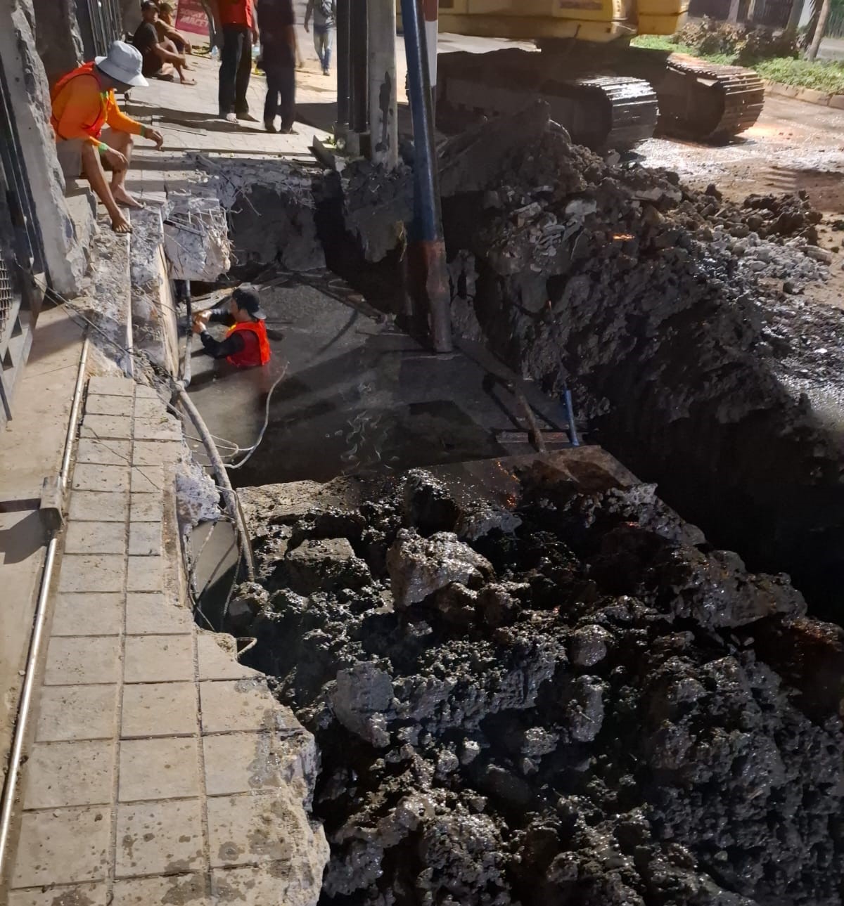 Pekerja proyek drainase Gayungsari Barat sebelum insiden tragedi tewasnya tanpa menerapkan SOP K3 dan tak menggunakan APD, juga terlihat galian saluran tidak menggunakan sheet pile untuk penahan tiang listrik I MMP I Dhimas