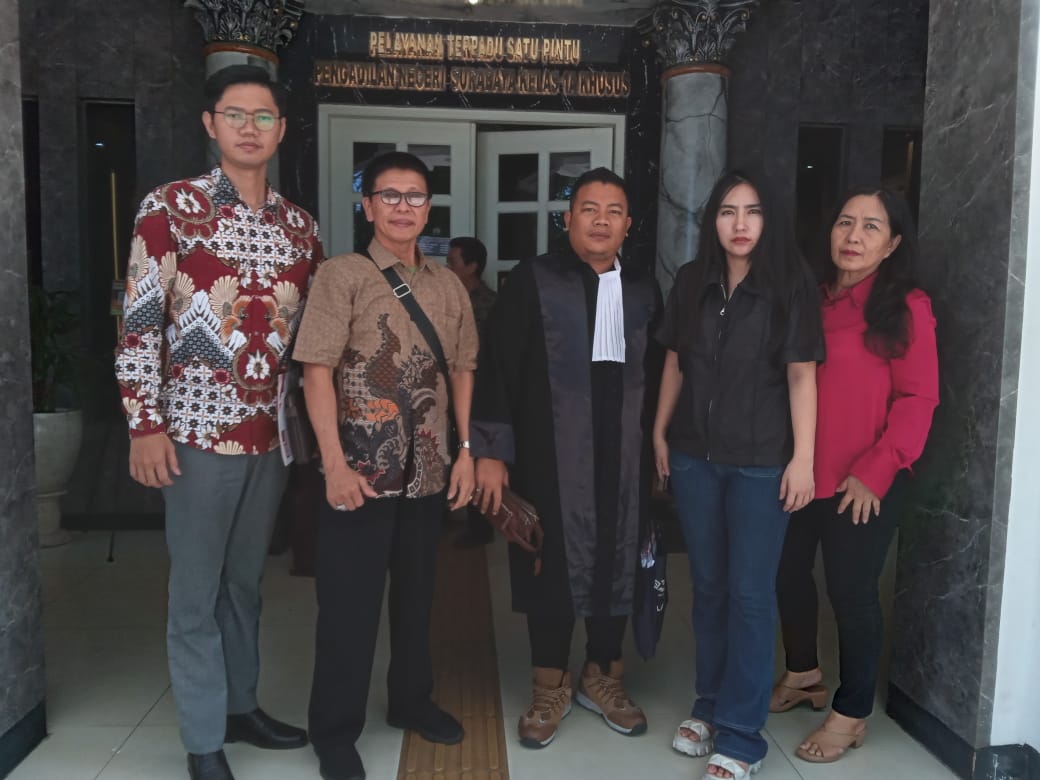 Selegram Vinna Natalia Wimpie bersama tim kuasa hukumnya usai menjalani sidang agenda eksepsi atau keberatan di PN Surabaya, Rabu (03/09) atas dakwaan Jaksa Penuntut Umum (JPU) dalam kasus dugaan kekerasan psikis yang dilaporkan oleh suaminya.yang dinilai