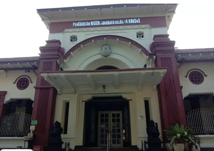 PN Surabaya menghentikan kasus kecelakaan lalu lintas yang menjerat Iwan Bintoro. Keputusan ini tertuang dalam Penetapan Nomor 48/Pen.RW/2026/PN Sby yang ditandatangani Wakil Ketua PN Surabaya, Safri. Dalam amar putusannya, pengadilan menyatakan sah pengh
