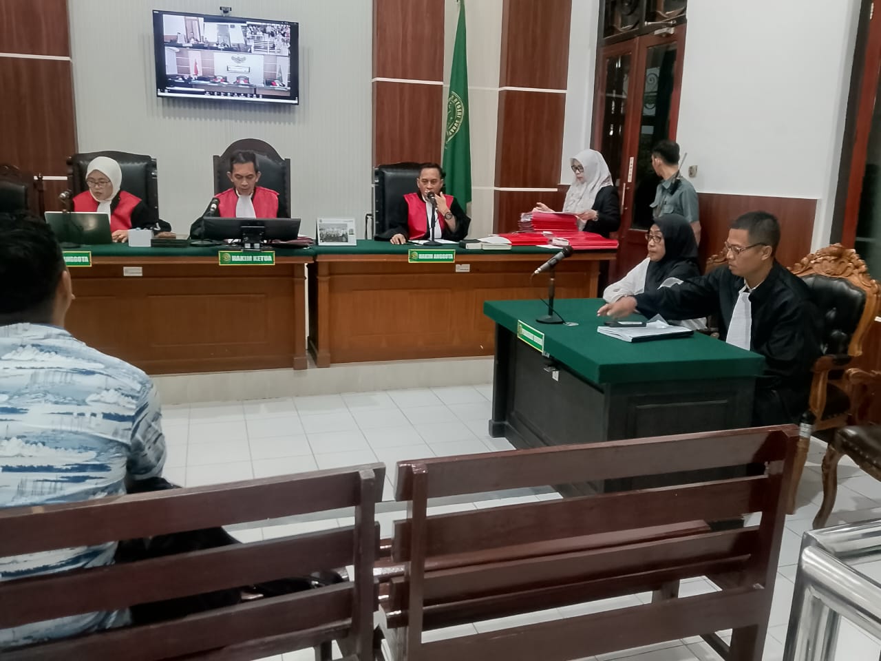 Terdakwa Devy Indriyani, yang menjabat sebagai Kasubbag Keuangan di Kantor Kecamatan Pasar Minggu, Pemerintah Kota Jakarta Selatan (Pemkot Jaksel), didakwa menipu korban, Galih Kusumawati, melalui investasi fiktif yang menyebabkan kerugian hingga Rp7,7 mi