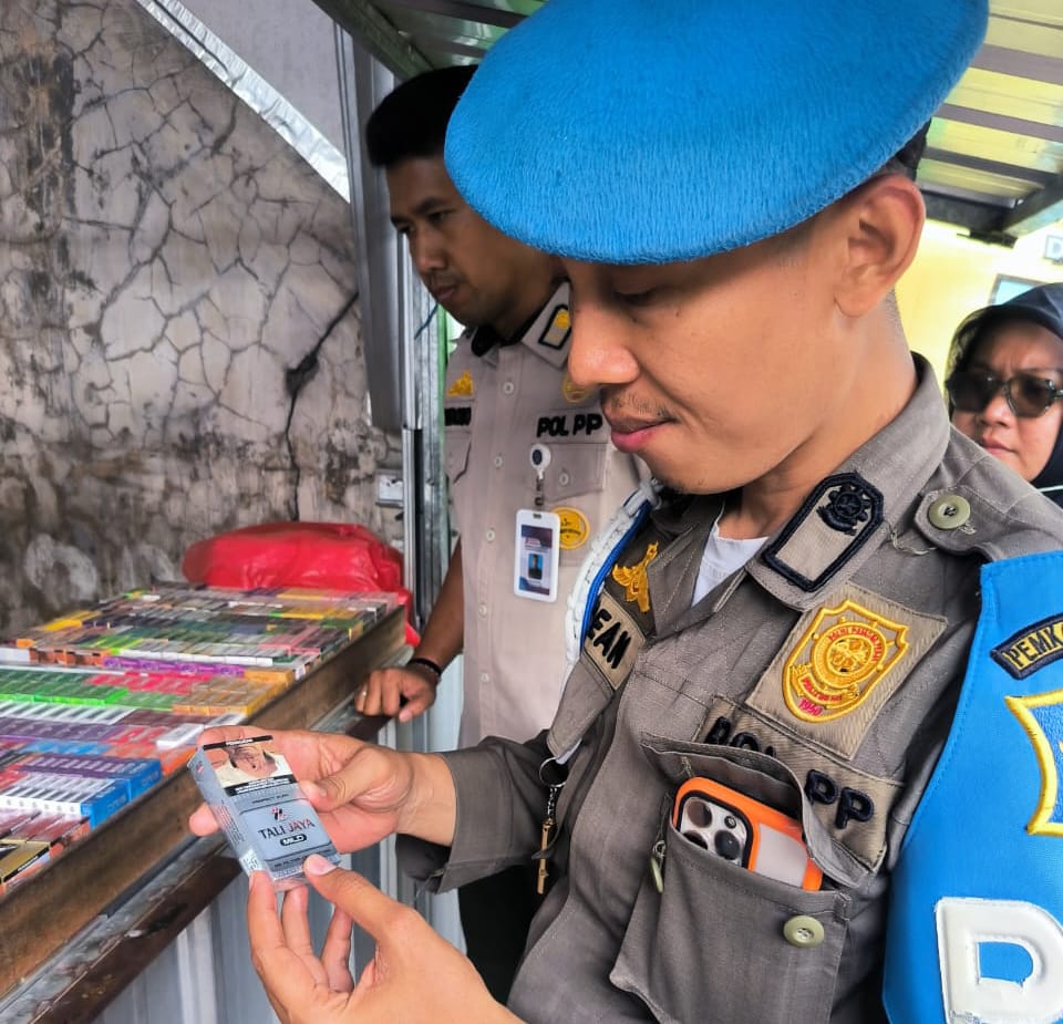 Petugas gabungan (Satpol PP) Kota Surabaya bersama Bea Cukai Sidoarjo berhasil mengamankan sebanyak 8.294 bungkus rokok ilegal atau setara dengan 163.376 batang rokok yang beredar di kawasan Surabaya Barat. Kamis (2/10) | MMP | dok pemkot