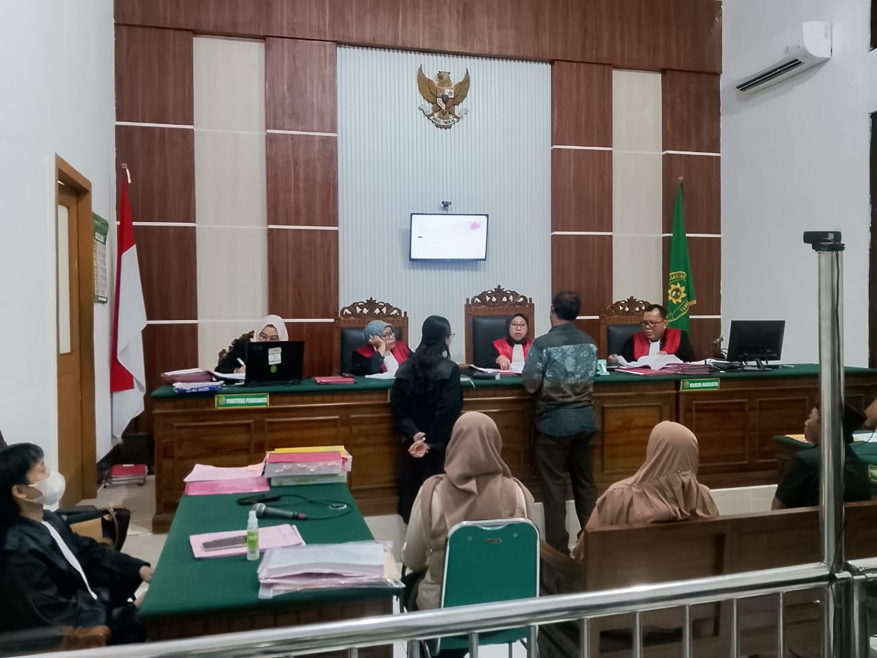 Dalam persidangan, Jaksa menghadirkan tiga saksi, yakni Faridah dan Nor Hotimah selaku ahli waris sah, serta Feryanto, pegawai Kelurahan Sidotopo Wetan, dan Misturi Anto, Ketua RT setempat | MMP | Totok Prastio