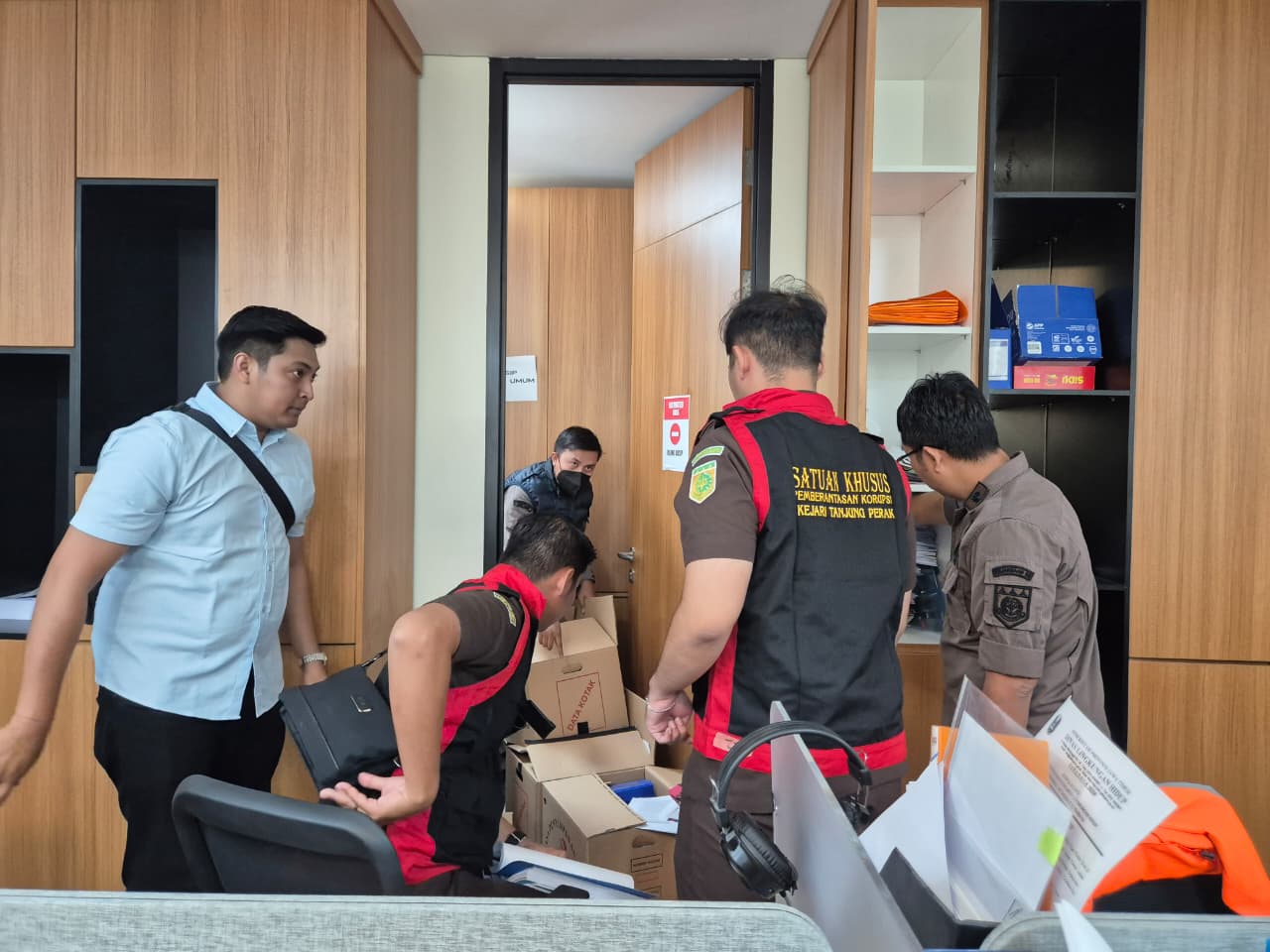 Tim penyidik Pidsus Kejari Tanjung Perak menggeledah kantor PT Pelindo Regional 3 serta PT Alur Pelayaran Barat Surabaya (APBS). Tindakan tersebut dilakukan dalam rangka penyidikan dugaan korupsi proyek pemeliharaan dan pengusahaan kolam Pelabuhan Tanjung