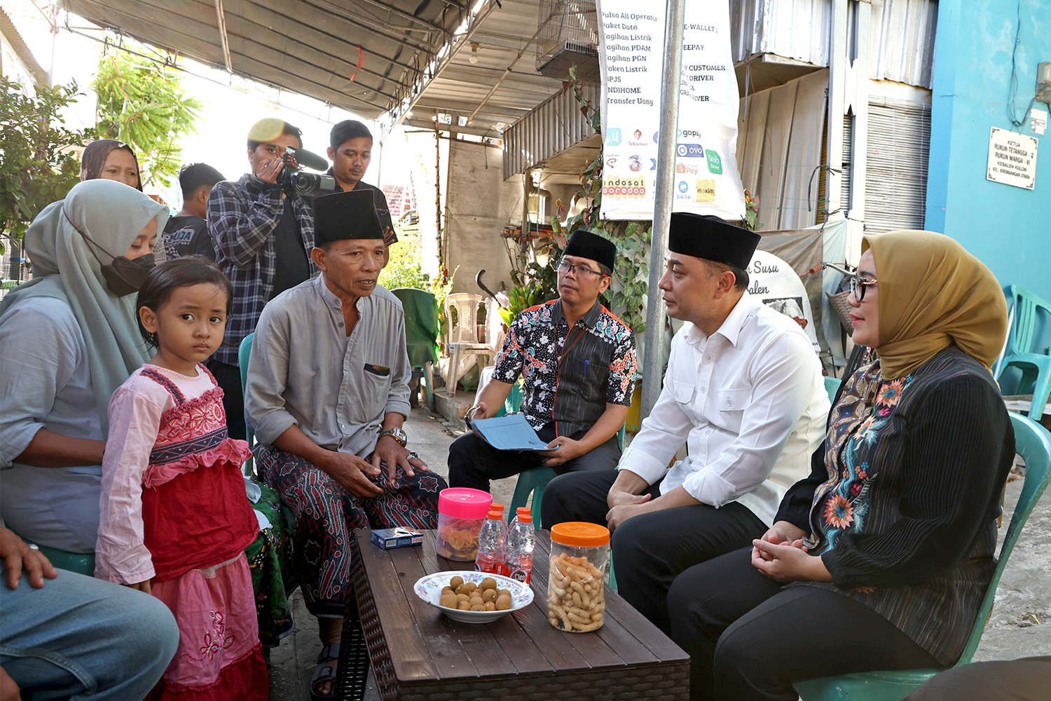 Dalam kunjungan tersebut, Eri menyampaikan duka mendalam sekaligus apresiasi atas ketegaran keluarga korban. Ia menuturkan kisah haru seorang putra korban yang tetap bertekad kembali menempuh pendidikan di Ponpes Al Khoziny meski sang adik menjadi korban 