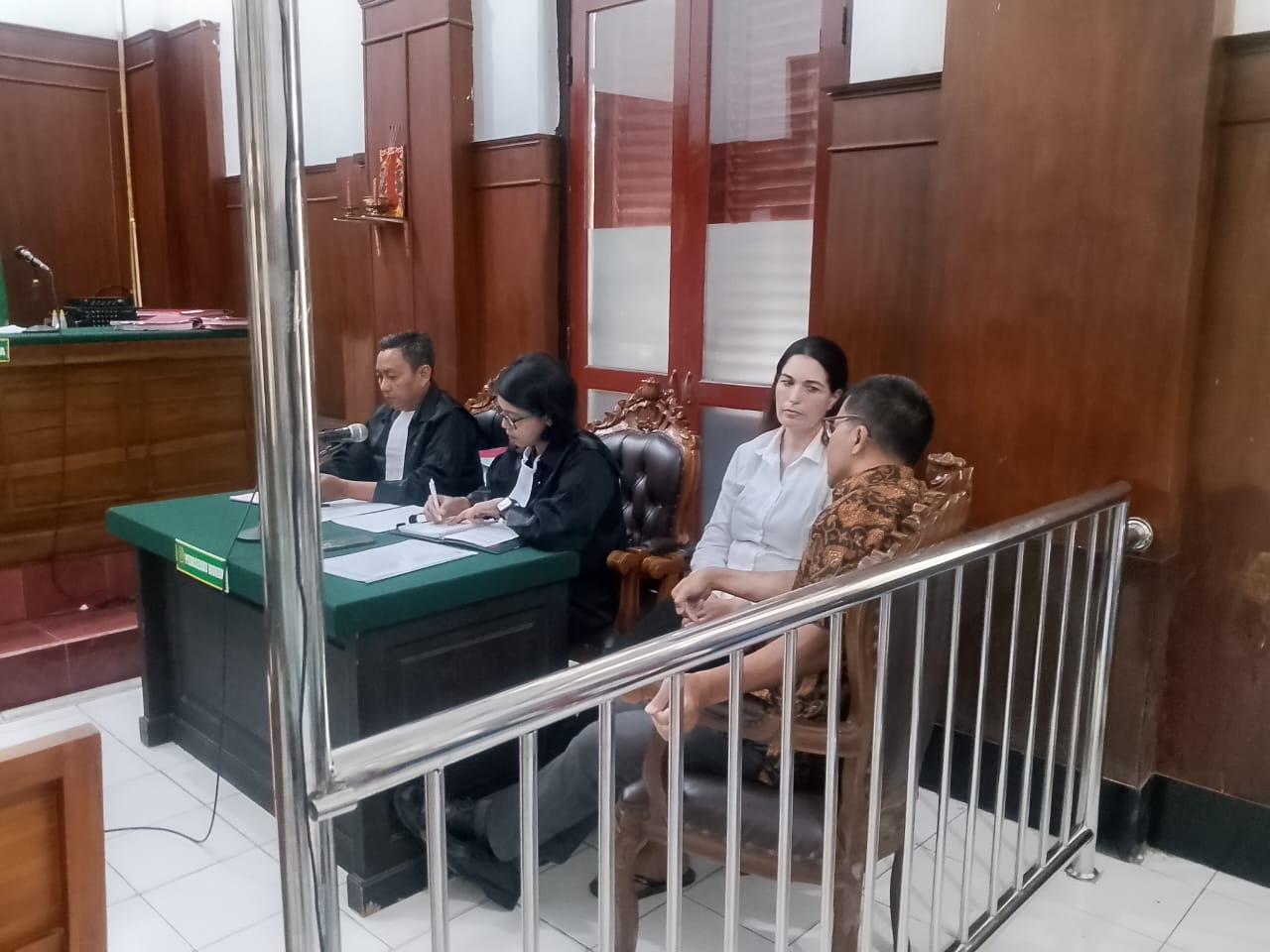 Terdakwa warga negara asing (WNA) asal Belanda, Kitty Van Reimsdijk di rekomendasi oleh Tim Assessment Terpadu (TAT) BNNK Surabaya memiliki riwayat cedera otak yang menimbulkan nyeri menggunakan ketamin untuk mengurangi rasa sakit I MMP | Totok Prastio 