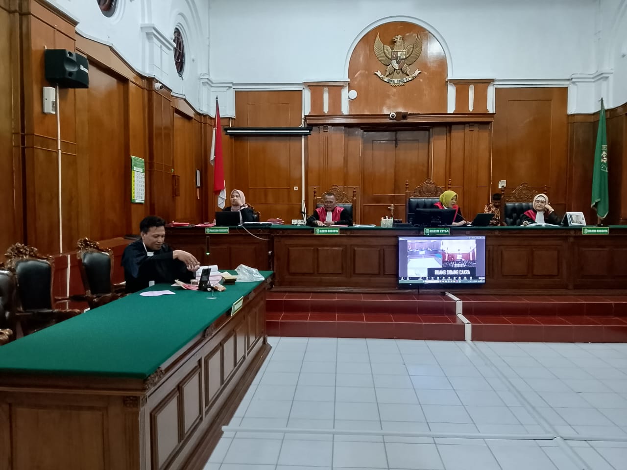 Sidang kasus peredaran narkoba jenis sabu seberat 7,8 gram dengan terdakwa Gunadhi Sugiono digelar secara daring di Pengadilan Negeri (PN) Surabaya, Kamis (2/10). Terdakwa tidak dihadirkan secara langsung di ruang sidang karena diketahui dalam kondisi sak
