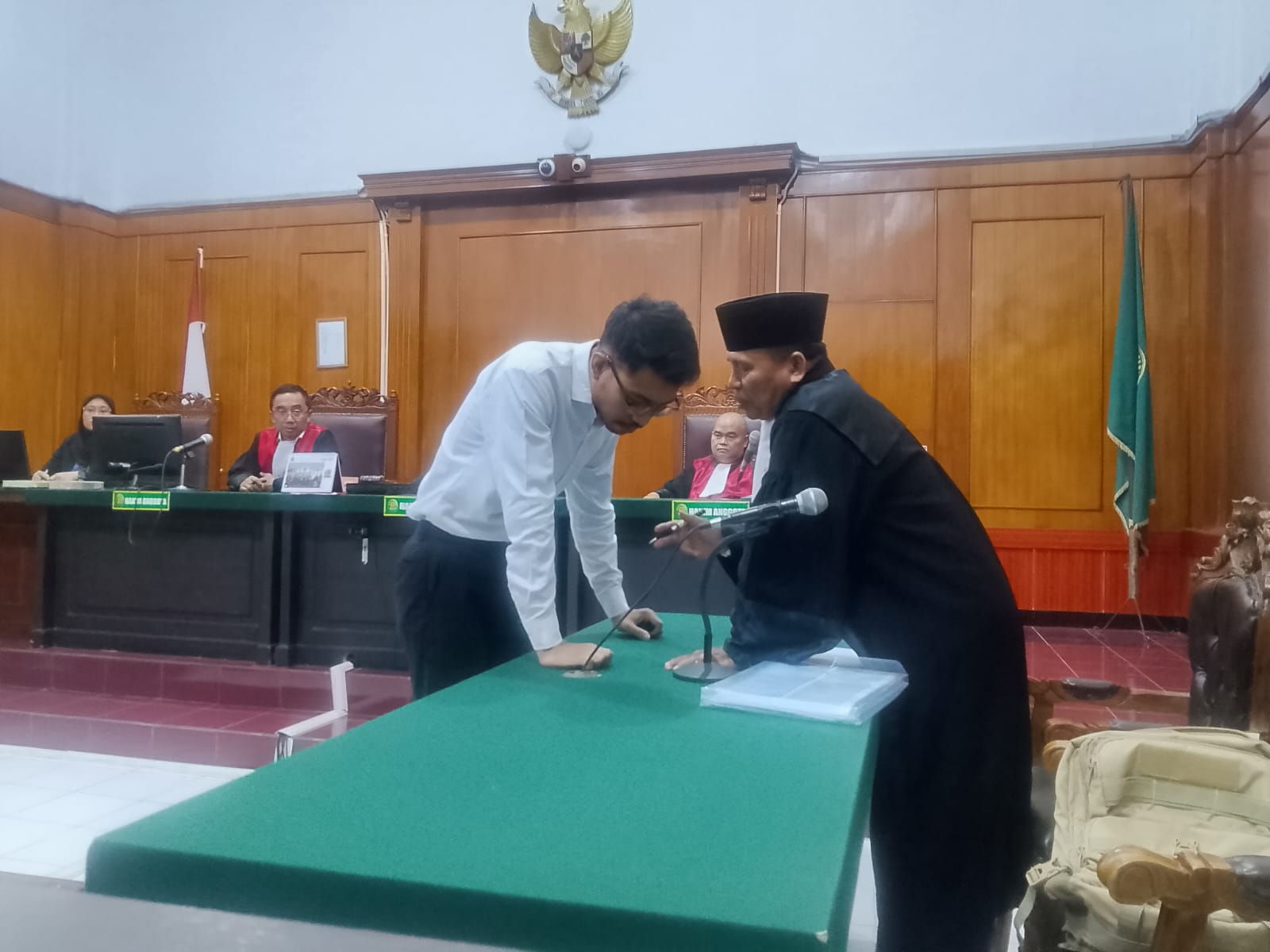 Terdakwa Muhammad Darmawanto dijatuhi vonis 1 tahun 5 bulan penjara karena terbukti secara sah dan meyakinkan bersalah dalam perkara penipuan jual-beli tas mewah merek Hermes senilai Rp800 juta dengan korban Prima Andre Rinaldo Azhar anak dari menteri Imi