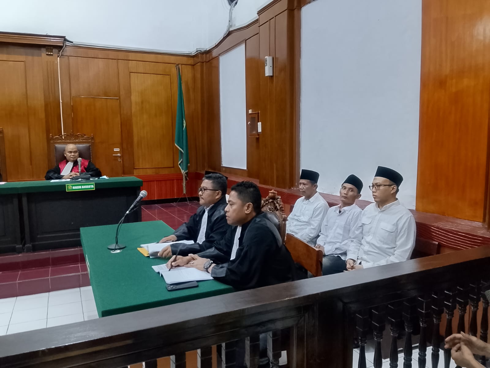 Terdakwa Akhmad Fadholi merupakan anggota kepolisian, bersama Zaini dan Reza Vickidianto Hidayat didakwa melakukan tindak pidana ekonomi dengan modus jual beli pupuk bersubsidi tanpa izin resmi dalam sidang yang digelar di PN Surabaya, Selasa (21/10) | MM