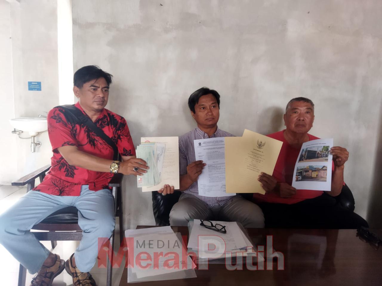 Oei Sumarsono, pemilik sah bangunan di atas tanah sempadan milik Pemerintah Kota Surabaya di Jalan Kampung Seng No. 78–80, bersama kuasa hukumnya memberikan keterangan pers sambil menunjukkan bukti kepemilikan kepada wartawan di Surabaya, Selasa (21/10/20