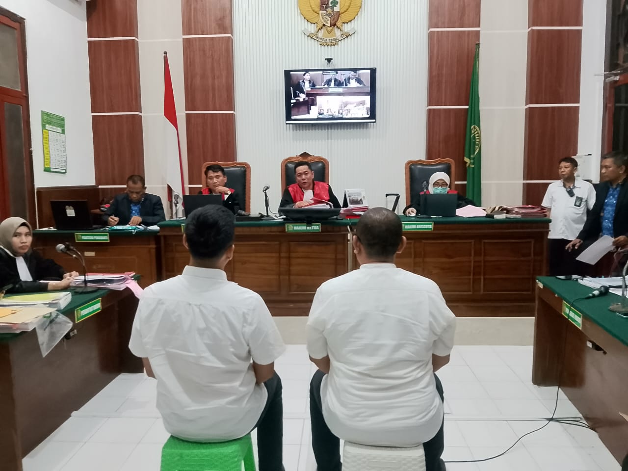 Dua terdakwa, R. De Laguna Latanro Putera dan Muhammad Luthfi, mengikuti sidang lanjutan kasus dugaan penipuan senilai Rp1,5 miliar terhadap korban Arie S. Tyawatie dengan modus menawarkan investasi kerja sama suplai solar di Pengadilan Negeri Surabaya, S
