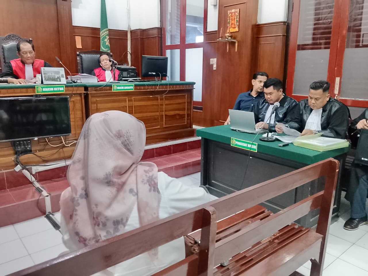 Pemilik toko UD Asia Salim Fahri Abubakar saat mengikuti jalanya sidang di PN Surabaya Rabu (5/11) dengan agenda pemeriksaan ahli namun ditunda lantaran ahli belum membawa kelengkapan dokumen | MMP | Totok Prastio 