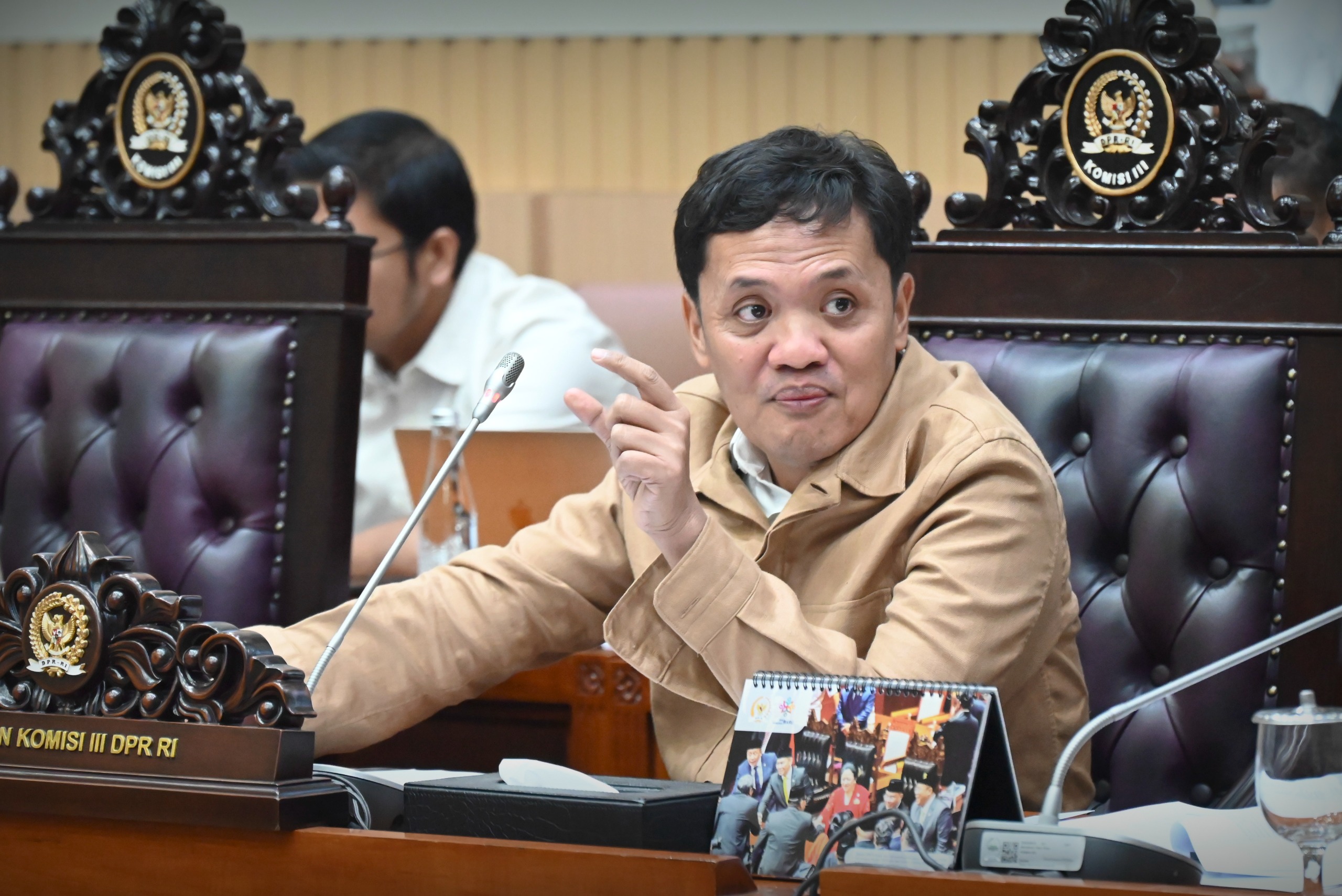 Ketua Komisi III DPR RI, Habiburokhman, bersama Wakil Menteri Hukum dan HAM, Eddy Hiariej, memimpin kembali pembahasan Rancangan Kitab Undang-Undang Hukum Acara Pidana (R-KUHAP) dengan pemerintah. Pertemuan yang berlangsung di Ruang Nusantara II, Senayan,