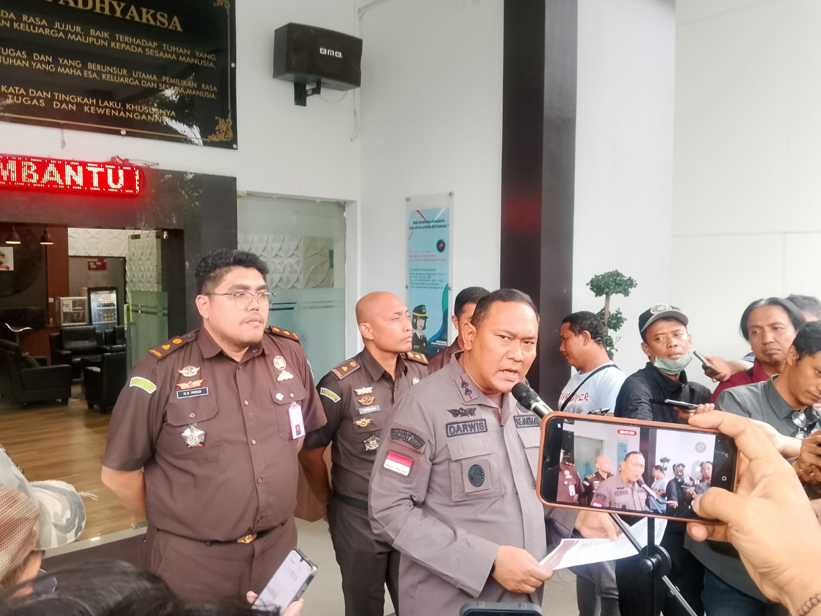 Dalam keterangan Persnya, Kamis (27/11), Kepala Kejari Tanjung Perak, Darwis Burhansyah, menyatakan penetapan tersangka berdasarkan temuan perbuatan melawan hukum dalam pekerjaan proyek pengerukan (dredging) kolam Pelabuhan Tanjung Perak tahun 2023–2024 t