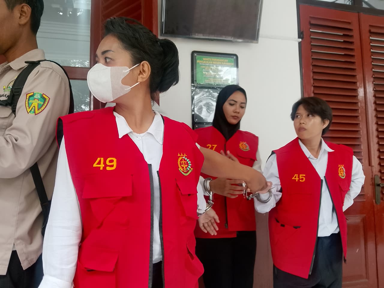 Kuasa hukum ketiga terdakwa menerangkan bahwa tiga wanita Stevany Asyia Wowor, Sisilia Martha tersebut bekerja di konter handphone, sementara Nurul Afrillya merupakan tulang punggung keluarga yang menanggung dua anaknya | MMP | Totok Prastio