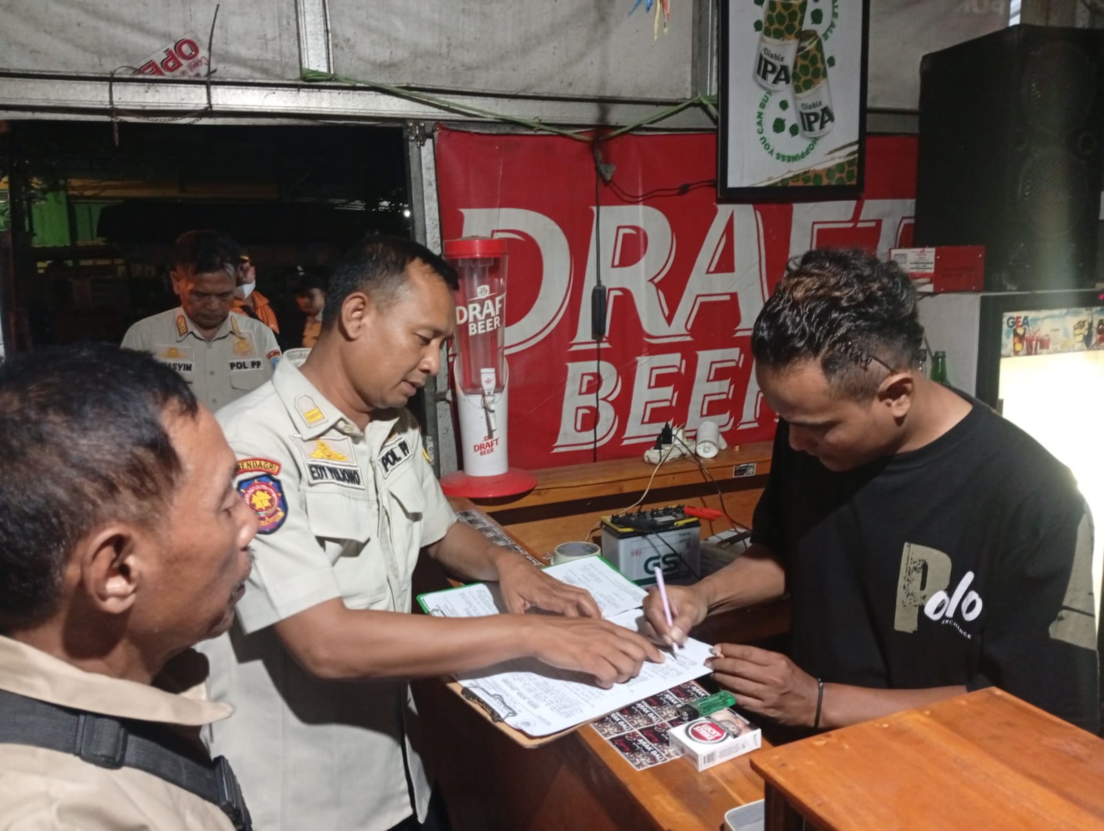Satpol PP Lamongan saat razia di Woles Cafe | MMP | IST