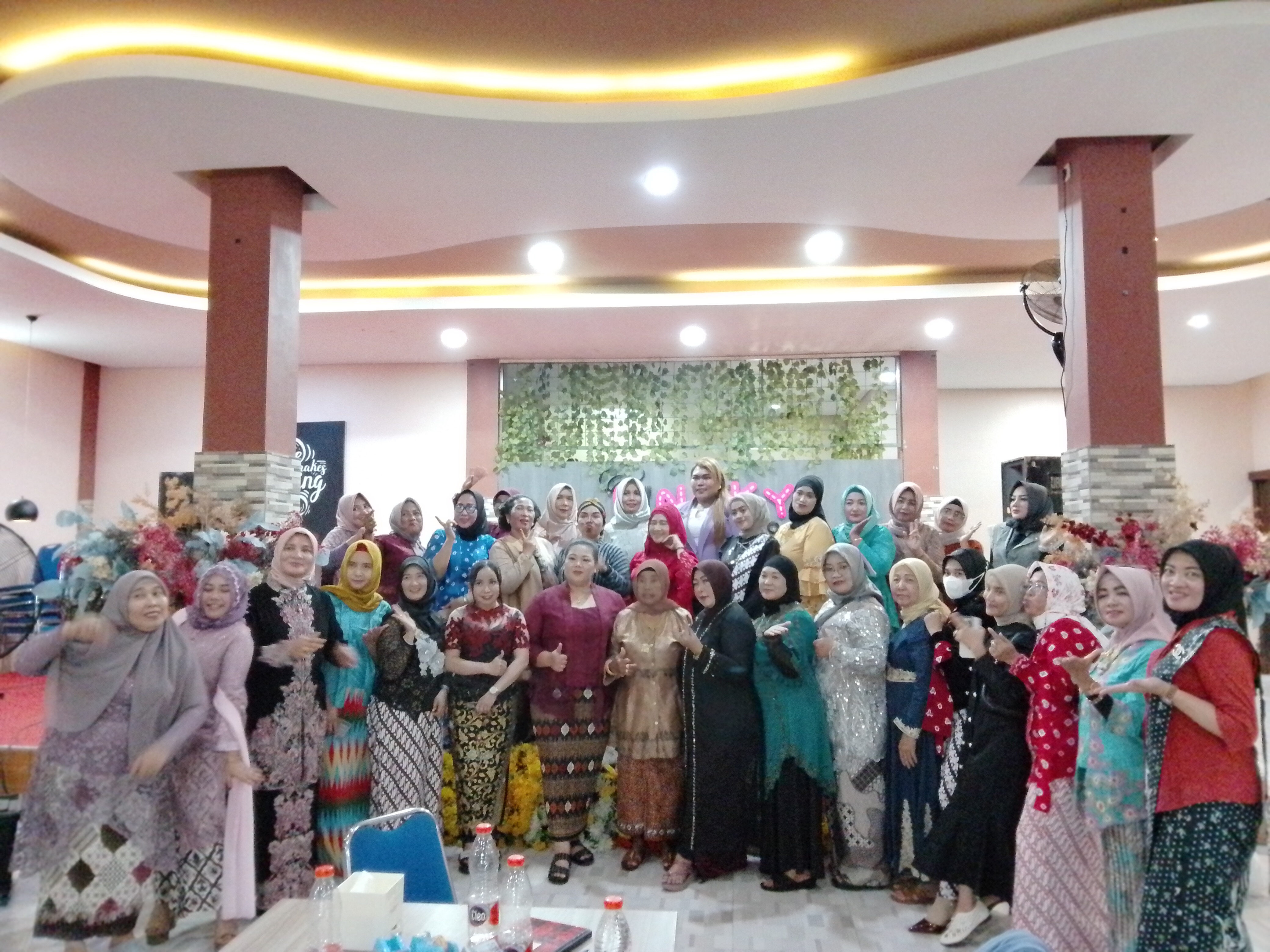 Peringatan Hari Ibu terkemas dengan arisan spektakuler Himpunan Wanita Solehah dan Bahagia Lamongan di Resto Pingky, Jalan Pahlawan Selatan, Lamongan | MMP | Ipung