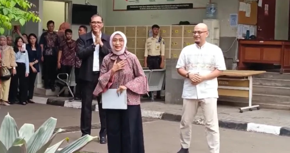 Mantan Direktur Komersial dan Pelayanan PT ASDP Muhammad Yusuf Hadi, mantan Direktur Utama PT ASDP Ira Puspadewi, serta mantan Direktur Perencanaan dan Pengembangan PT ASDP Harry Muhammad Adhi Caksono, terlihat meninggalkan Rutan KPK setelah memperoleh re