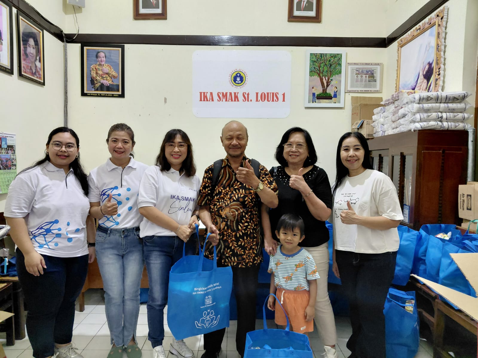 Raut bahagia dan keharuan terpancar bagi para guru tidak hanya menerima bingkisan, tetapi juga berkesempatan bercengkerama, bernostalgia, dan berkeliling sekolah untuk menyaksikan langsung perubahan yang terjadi sejak masa pengabdian mereka | MMP | Totok 