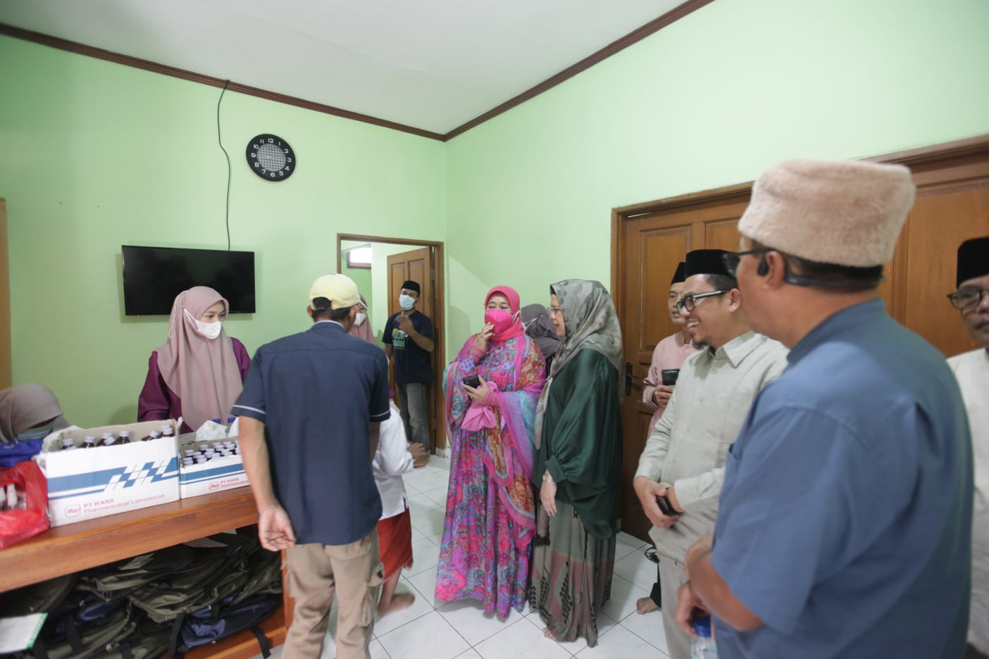 Pembina Yayasan Surau Qutubul Amin (SQA), YM Ibunda Dra Hj Erlina KY (hijab merah muda) saat meninjau ruang khitanan massal di Guest House SQA | MMP | dok SQA