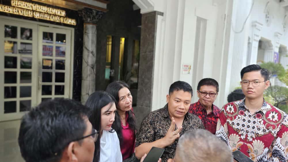Penasihat hukum terdakwa Selebgram Vinna Natalia bakal melaporkan ketua majelis hakim ke Komisi Yudisial (KY) buntut penundaan persidangan, Rabu (10/12) | MMP | Totok Prastio