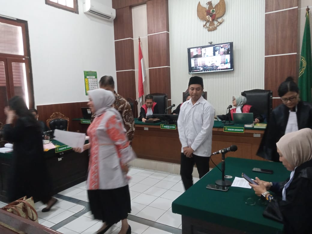 terdakwa Ari Pratama (kemeja putih) usai menjalani sidang keterangan dari saksi perkara pemalsuan ijazah oleh Rektor Unitomo Siti Marwiyah, di PN Surabaya | MMP | Totok Prastio 