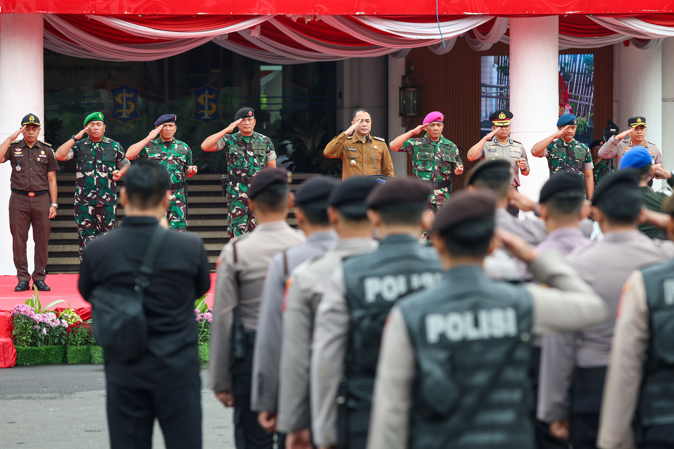 Pembentukan Satgas Penindakan Premanisme dan Mafia Tanah ini merupakan langkah konkret Pemkot Surabaya dalam memberikan rasa aman dan nyaman bagi seluruh warga kota. Satgas ini sebagai respons terhadap meningkatnya permasalahan premanisme dan praktik mafi