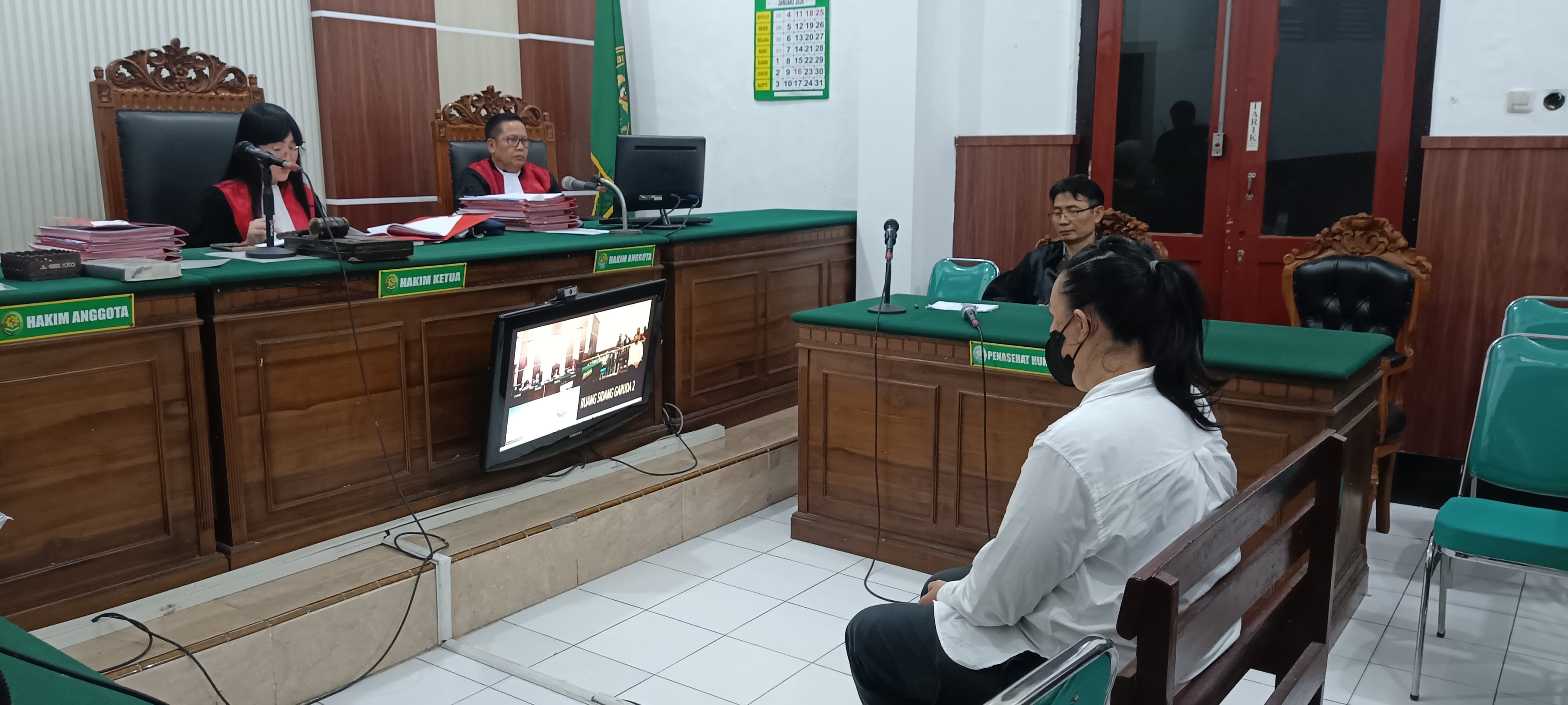 Terdakwa Theresia Febyane Cristanto tertunduk lesu usai majelis hakim menilai terdakwa terbukti secara sah dan meyakinkan melakukan tindak pidana penadahan satu unit mobil Toyota Calya di ruang Garuda 2 PN Surabaya, Selasa (20/01) | MMP | Totok Prastio