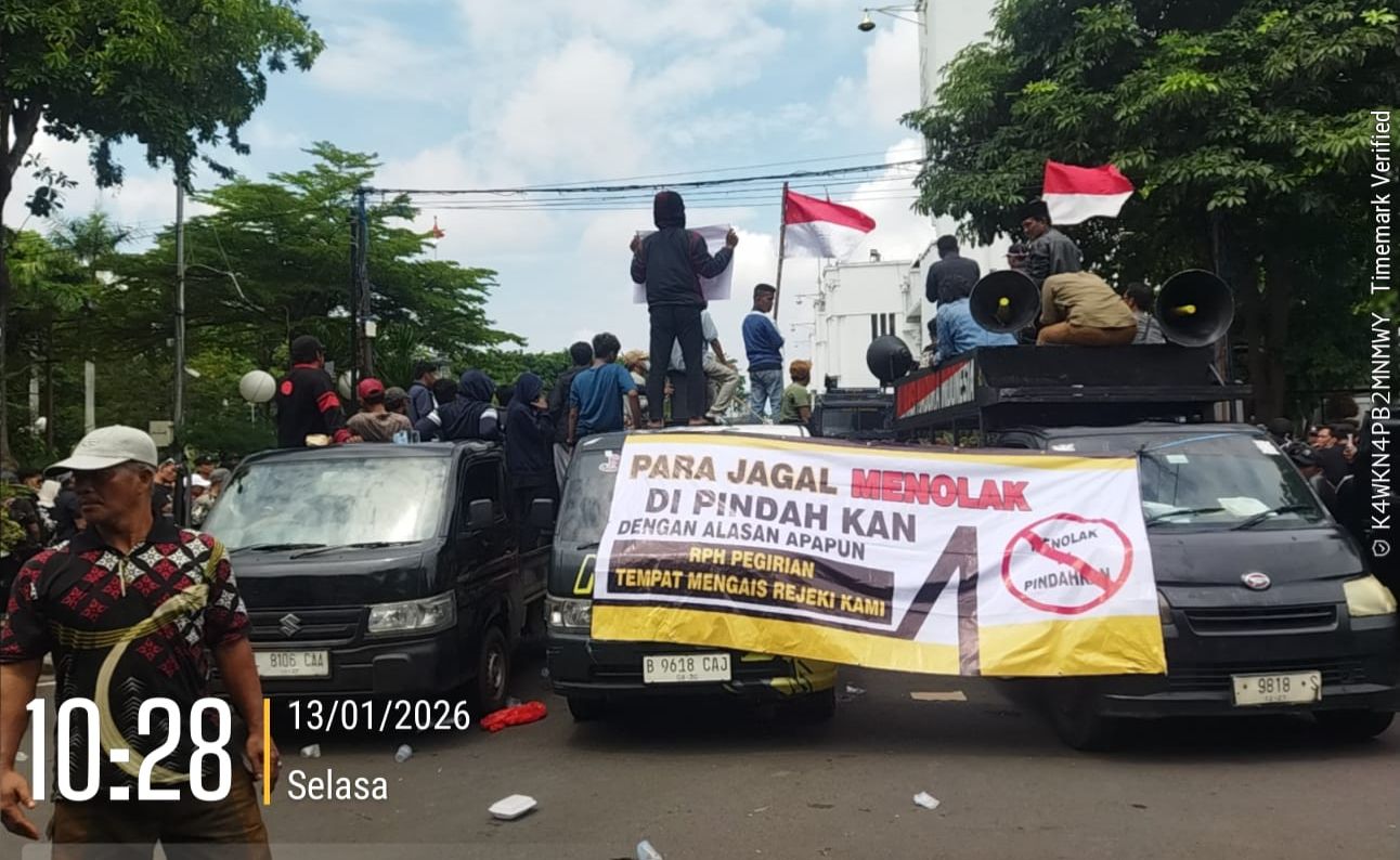 Ratusan jagal demo penolakan relokasi RPH di pintu sisi timur Balai Kota Surabaya, Selasa (13/01/2026) | MMP | Dhimas