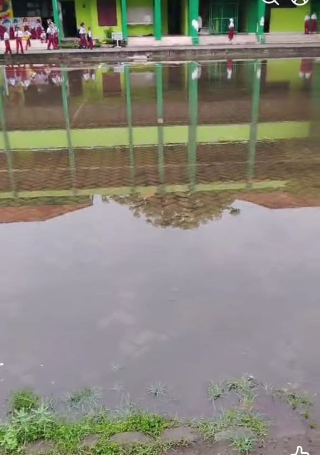 Hujan deras yang mengguyur Kota Surabaya sejak Minggu (4/1/2026) malam mengakibatkan halaman SDN Ujung V Semampir tergenang air. Dampak dari kondisi tersebut, lebih dari 500 siswa dan guru di sekolah itu tidak dapat melaksanakan upacara bendera pada hari 