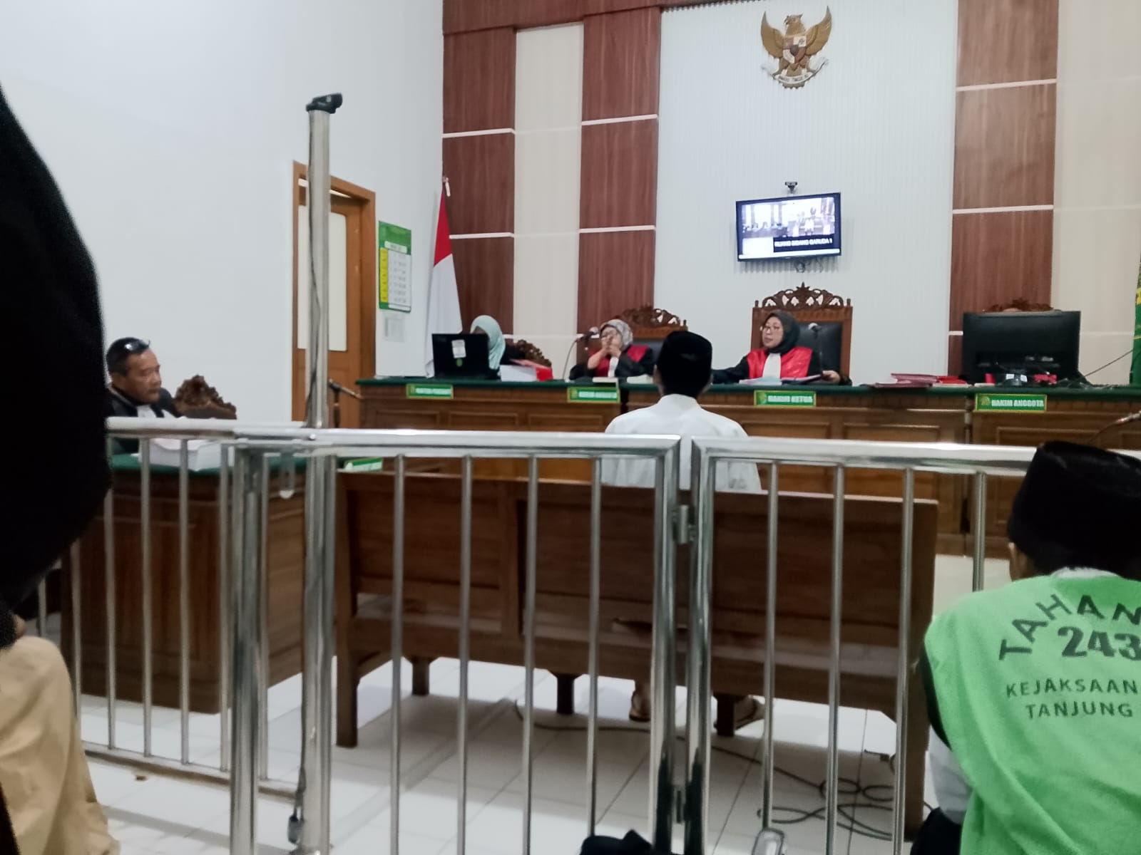 Majelis Hakim Pengadilan Negeri (PN) Surabaya secara terbuka mempertanyakan validitas bukti dugaan peredaran narkotika jenis sabu dalam sidang lanjutan terdakwa Anansah Aminullah, setelah keterangan saksi penangkap dinilai tidak didukung bukti percakapan 