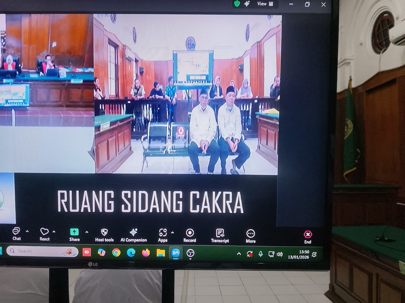 Dua terdakwa kasus pengangkutan batu bara ilegal, Yuyun Hermawan dan Chairil Almutari terdiam saat Majelis Hakim Pengadilan Negeri (PN) Surabaya menjatuhkan vonis 3 tahun penjara, Selasa (13/01) di PN Surabaya | MMP | Totok Prastio 