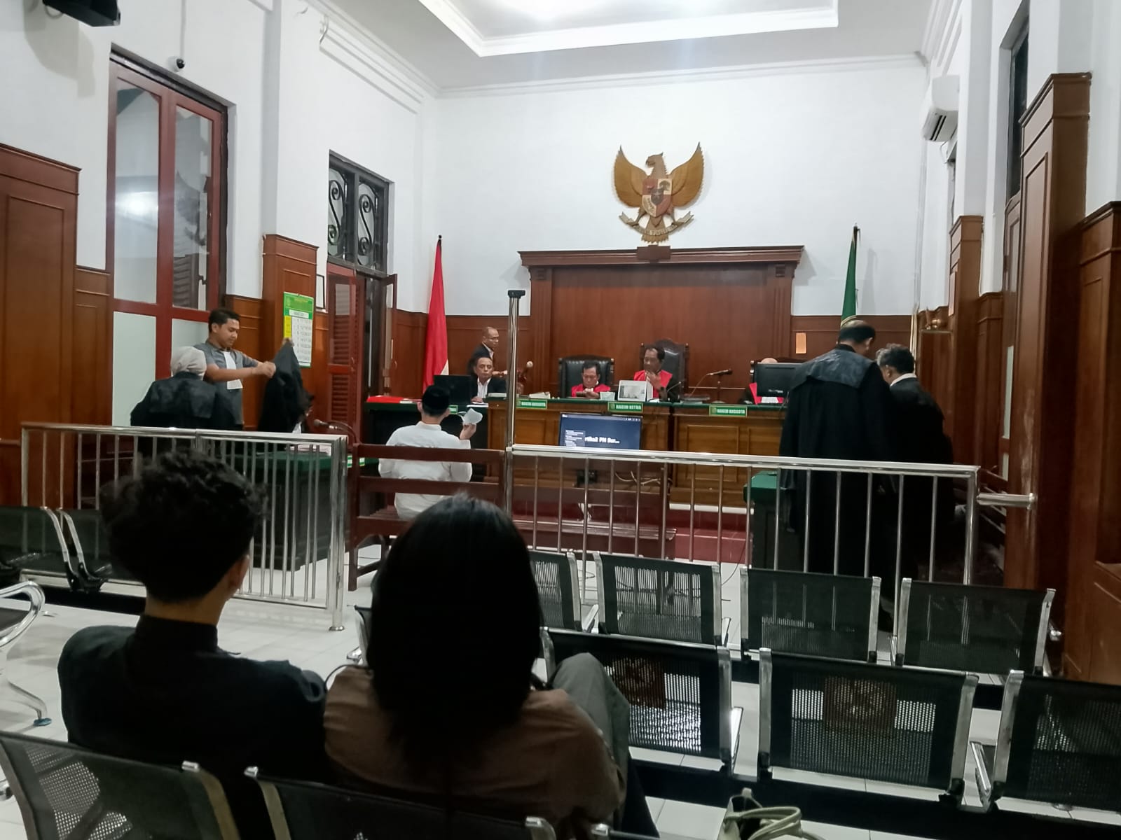 Dalam perkara ini, jaksa menegaskan bahwa terdakwa didakwa menggunakan Undang-Undang Perlindungan Anak lama, yakni Pasal 81 ayat (1) dan ayat (2). Penerapan pasal tersebut, kata jaksa, masih akan disesuaikan dengan ketentuan peralihan Kitab Undang-Undang 