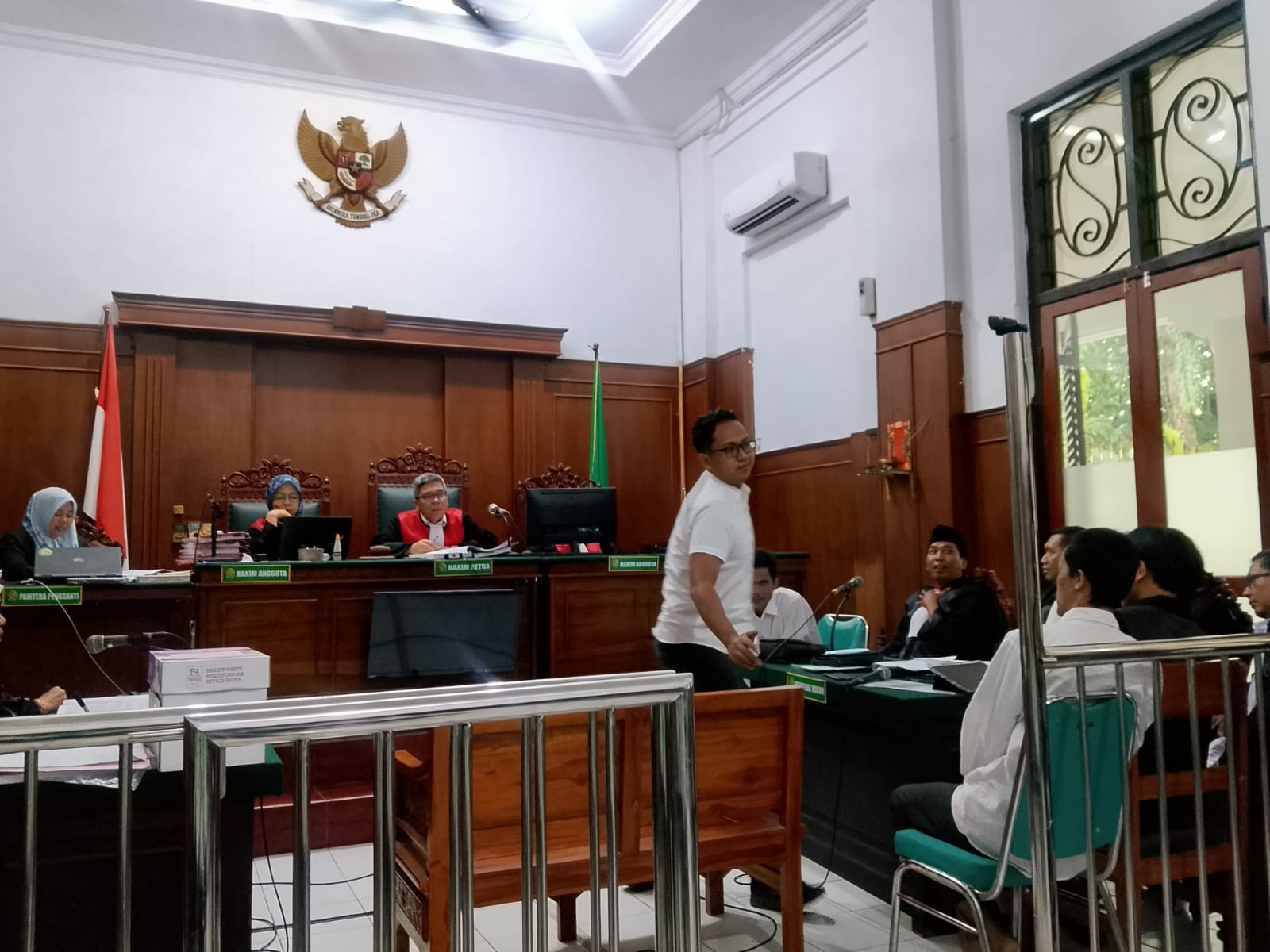 Jaksa Penuntut Umum menghadirkan saksi penangkap dari Polda Jawa Timur, Diki, dalam sidang lanjutan kasus dugaan pemerasan terhadap Kepala Dinas Pendidikan Jawa Timur, Aries Agung Peawai. Diki memberikan kesaksian terkait penangkapan yang dilakukan di kaf