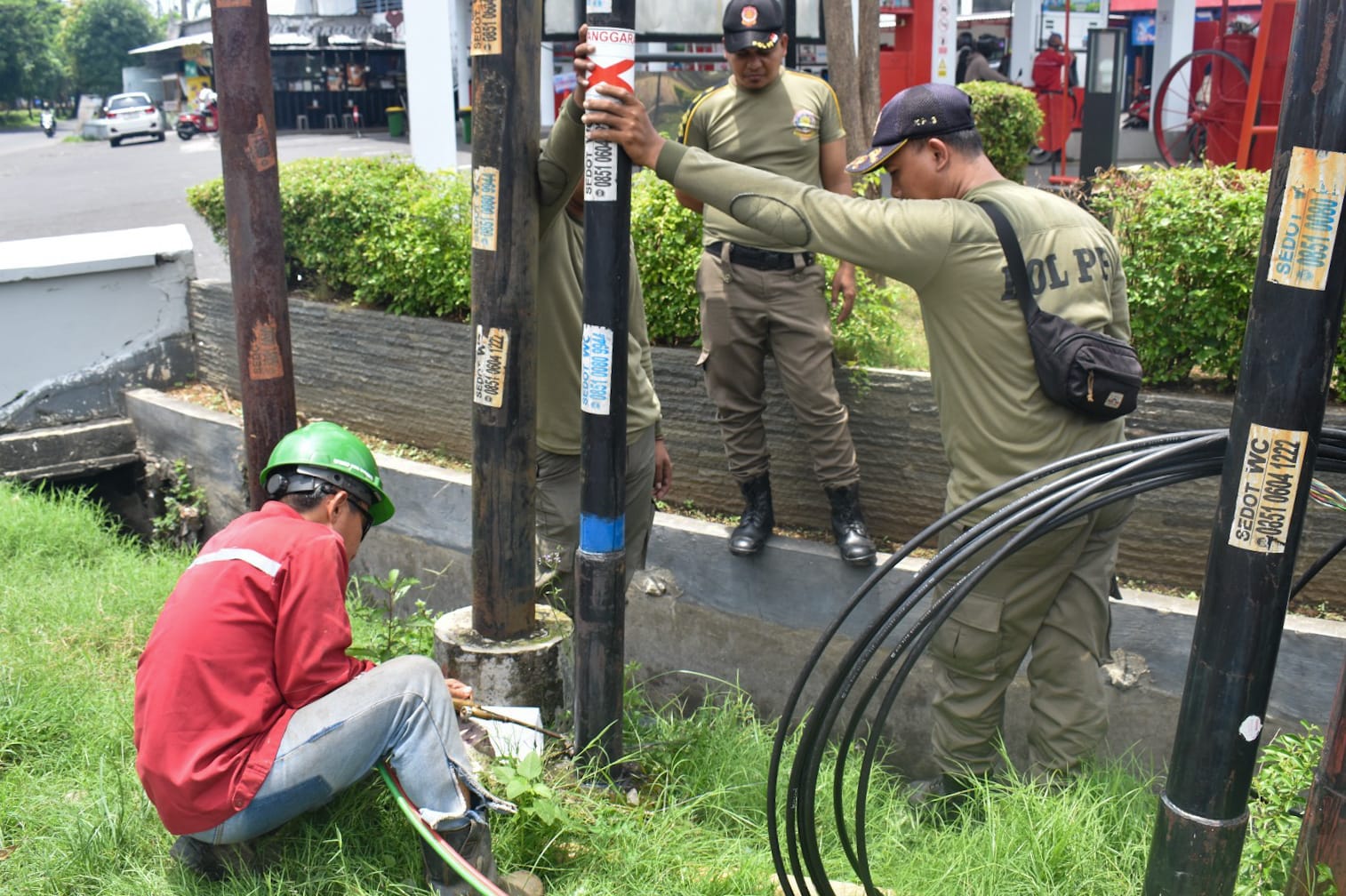 Satpol PP Surabaya menindak tiang tanpa izin, petugas juga merapikan kabel udara yang dinilai semrawut dan mengganggu estetika kawasan. Langkah itu dilakukan agar instalasi jaringan tetap berfungsi tanpa merusak pemandangan kota maupun mengganggu kenyaman