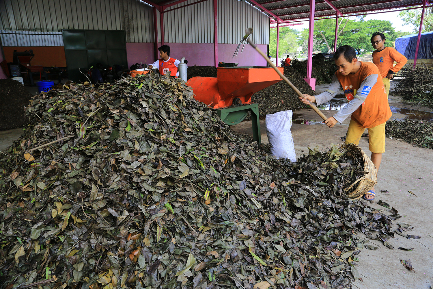 Data Dinas Lingkungan Hidup (DLH) Surabaya mencatat timbulan sampah di Kota Pahlawan mencapai 1.600 hingga 1.800 ton per hari, baik organik maupun anorganik. Besarnya volume tersebut mendorong penguatan penanganan dari sumber agar tidak seluruhnya bermuar